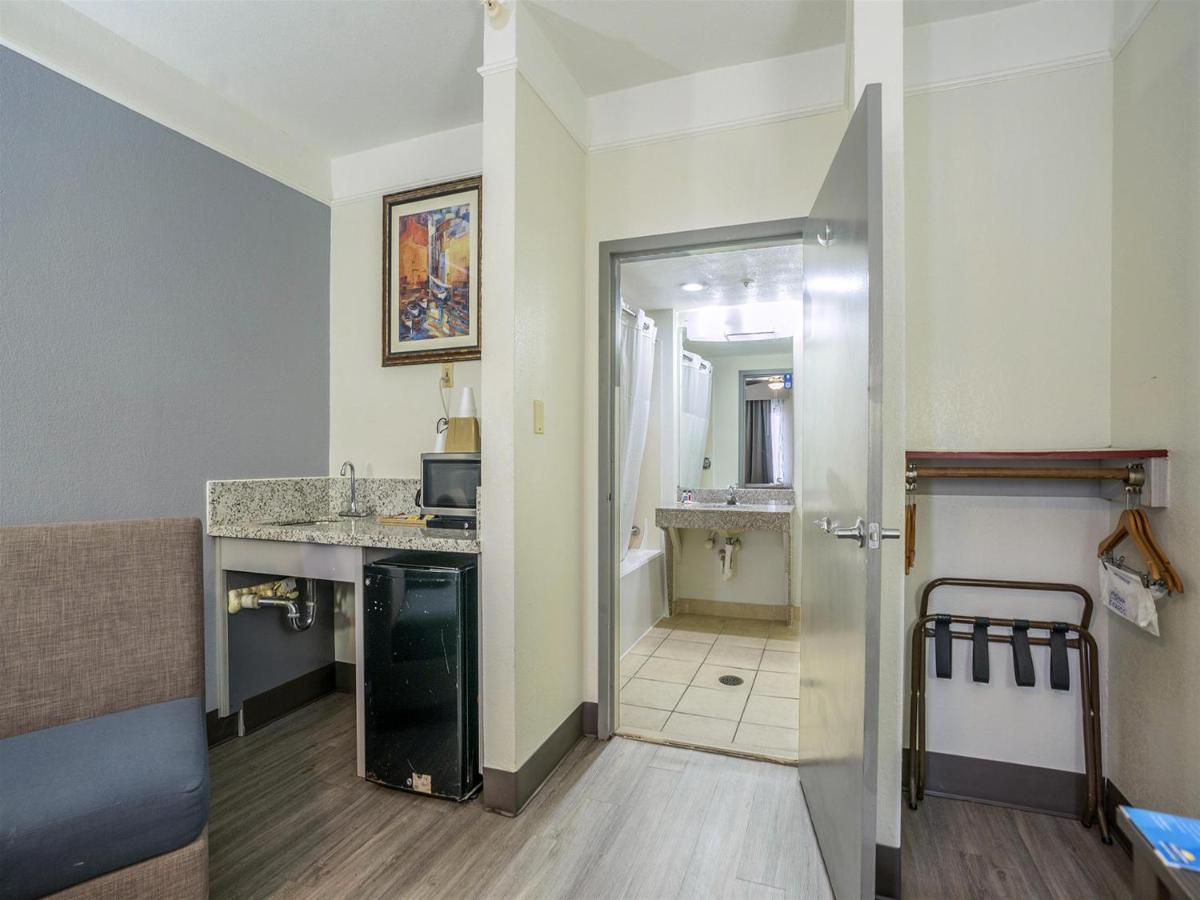 Days & By Wyndham Nasa-clearlake-houston Hotel 3*